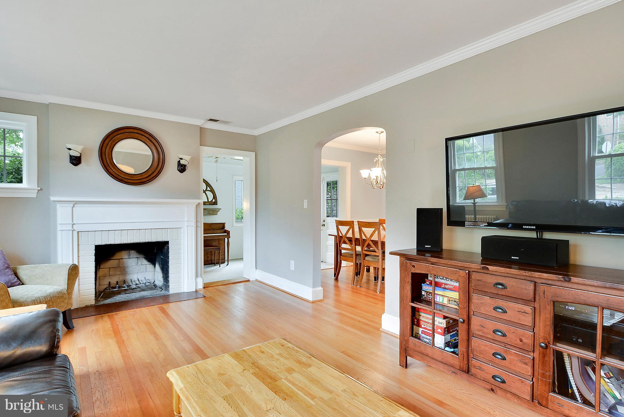 2700 Farm Road Alexandria, VA 22302 - Photo 3 of 30 Living Room