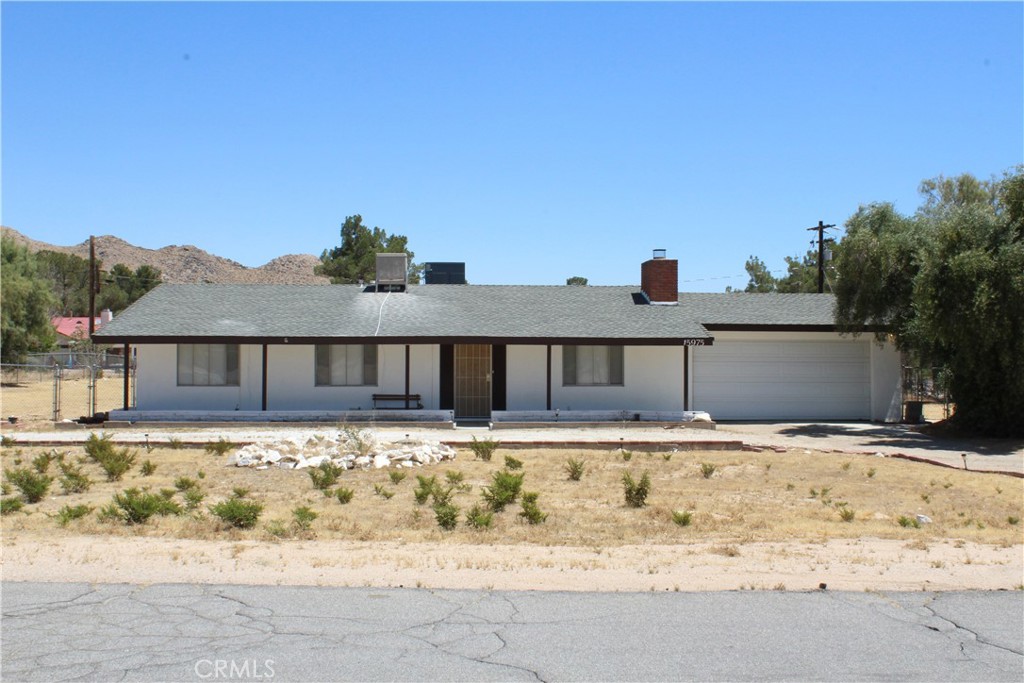 15975 Venango Road Apple Valley, CA 92307 - Photo 1 of 23 Front with circular driveway
