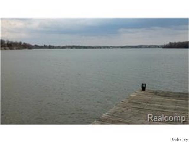 4695 Commerce Road West Bloomfield, MI 48324 - Photo 2 of 7