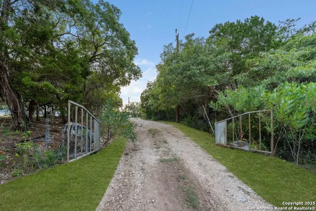 $250,000 | 499 Private Road 180, Helotes, TX 78023