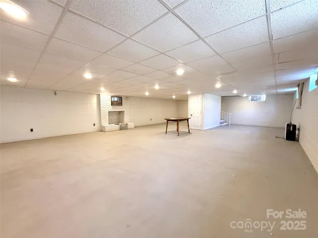 a view of yard with trees