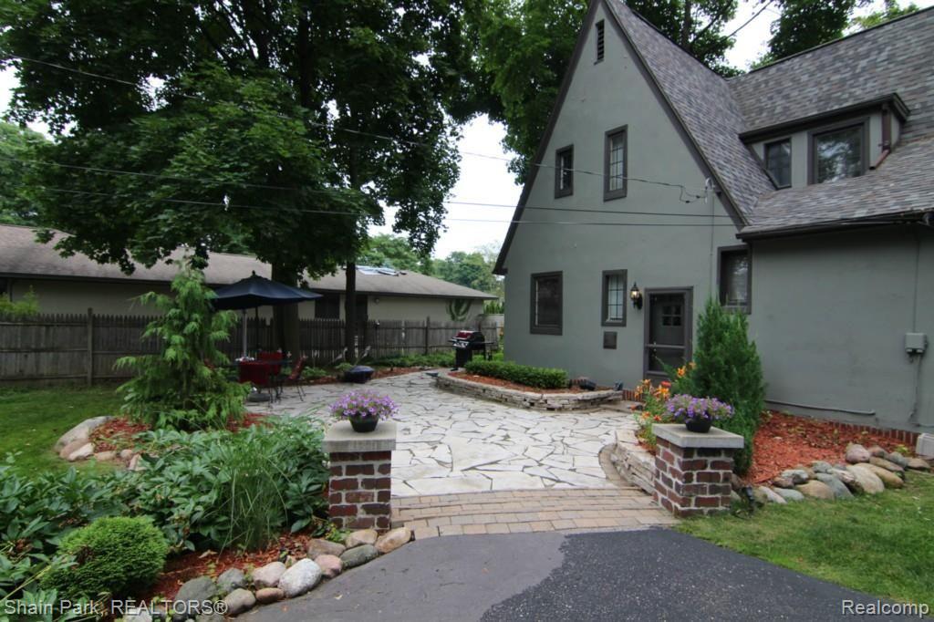 1351 East Maple Road Birmingham, MI 48009 - Photo 30 of 32 Incredible Landscaping