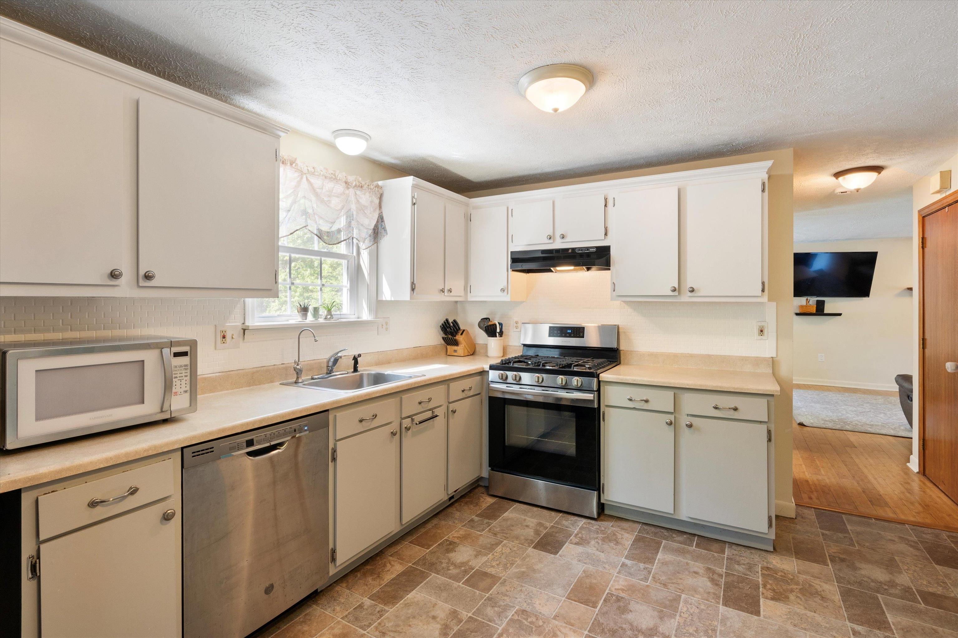 237 Harris Road Nashua, NH 03062 - Photo 13 of 37