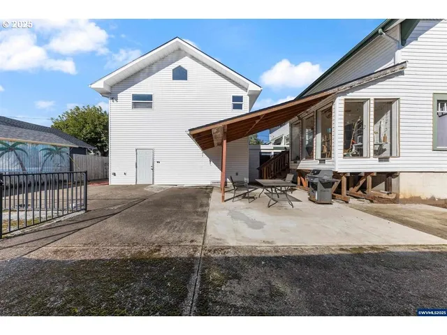 a house view with a outdoor space