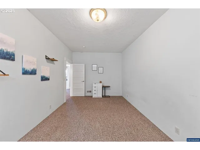 a view of empty room with window