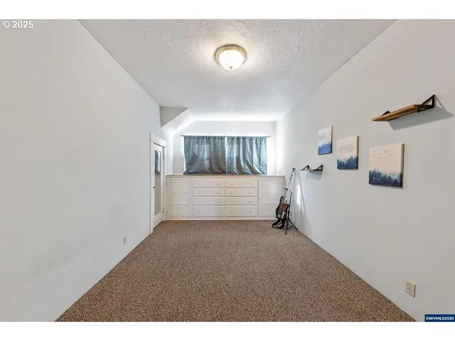 a view of a livingroom with furniture