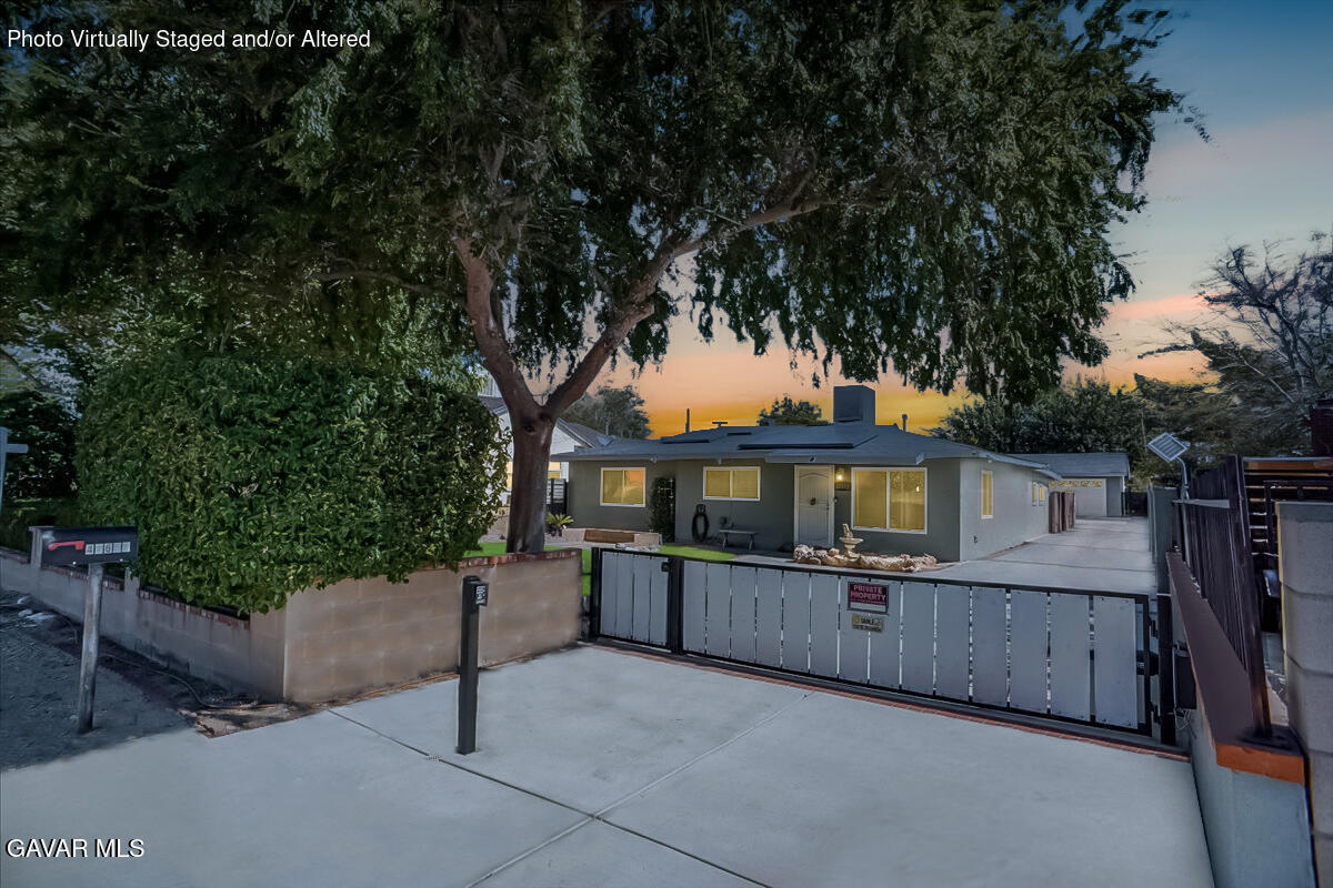 a view of a house with backyard and trees
