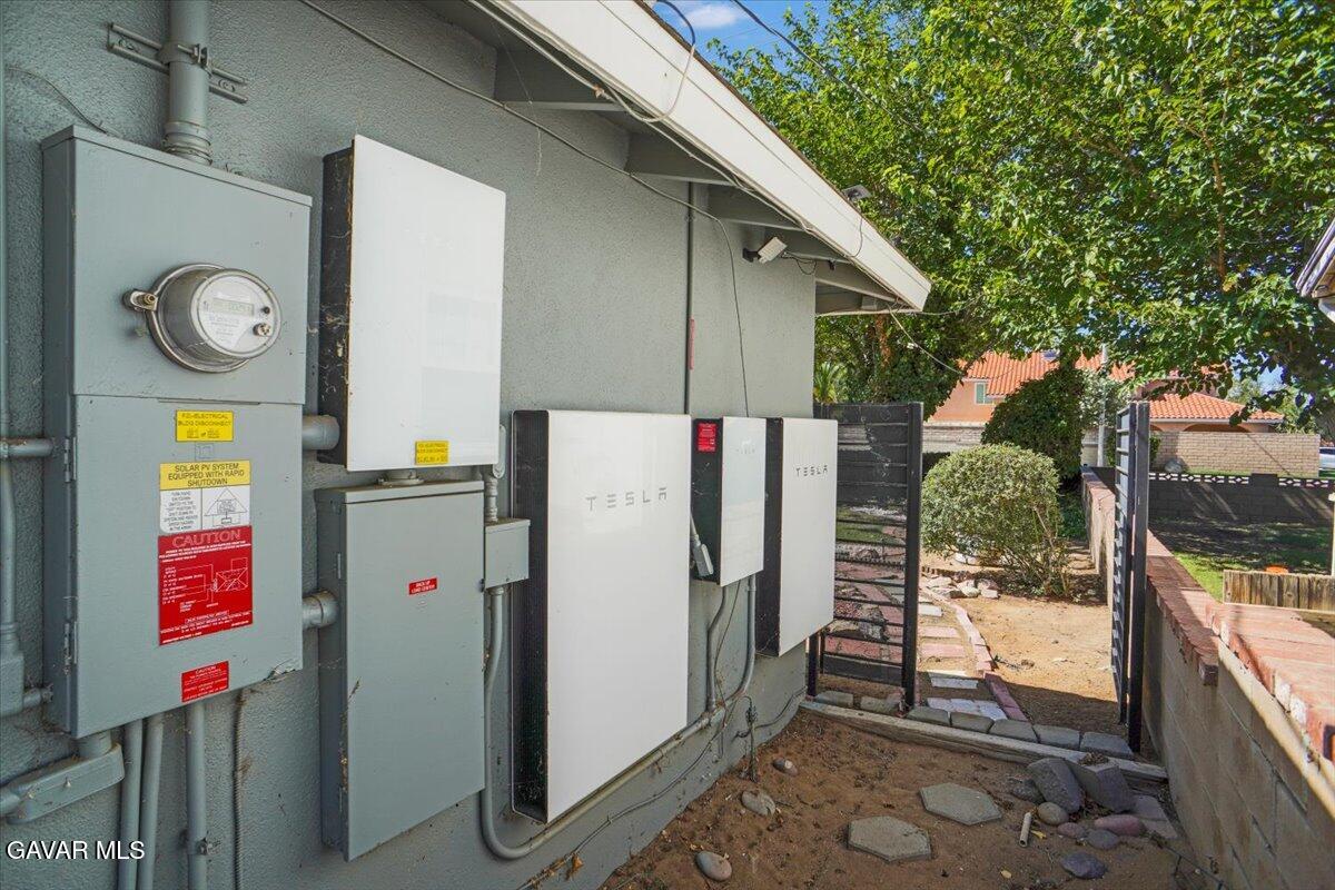 42652 55th Street West Lancaster, CA 93536 - Photo 28 of 28 a utility room with dryer and washer