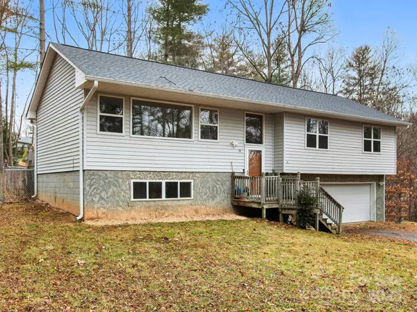 a view of a house with a backyard