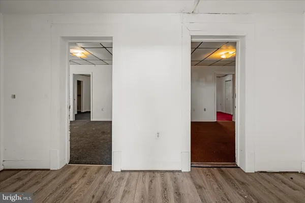 a view of empty room with a kitchen