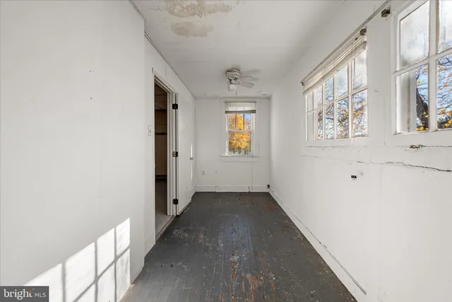 a view of empty room with window