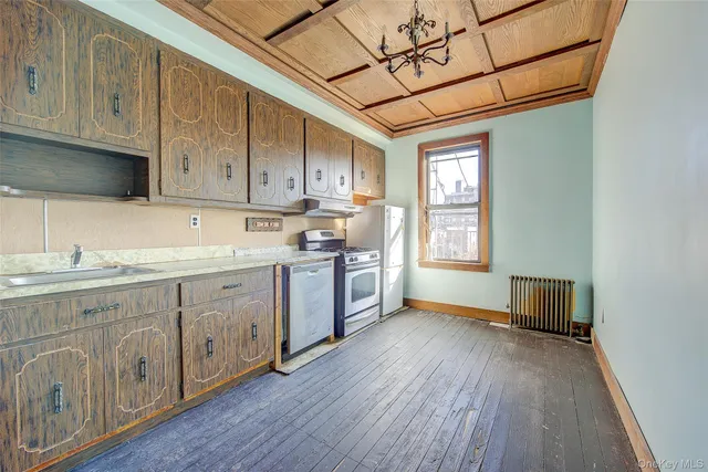 $1,549,000 | 25-35 Crescent Street | Astoria