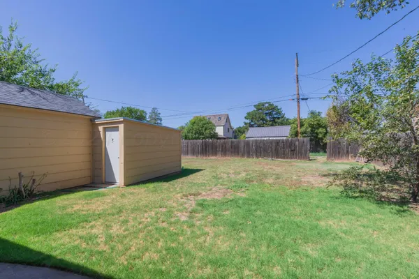 a view of a backyard
