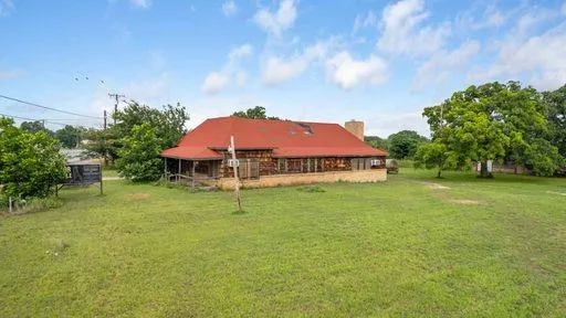 a view of a house with a yard
