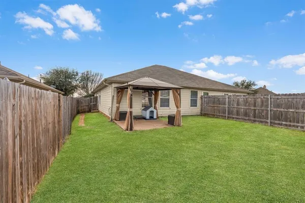 a view of a house with backyard and porch