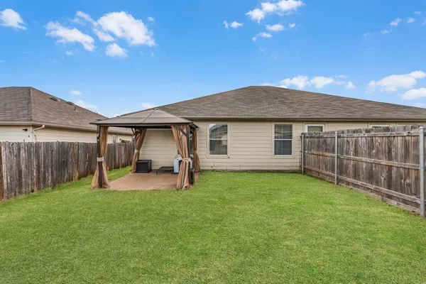 a view of a house with backyard