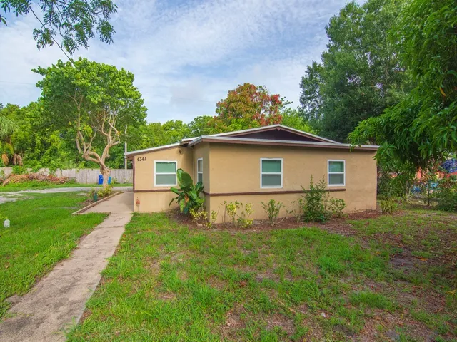 a view of a house with a yard