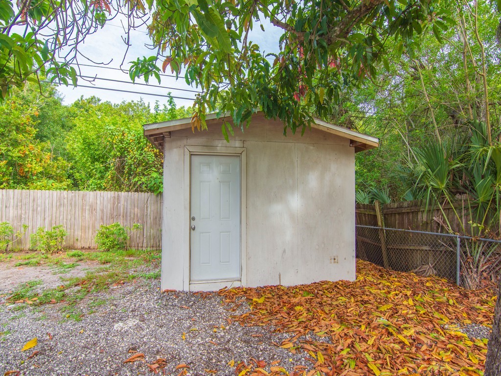 4341 35th Avenue Vero Beach, FL 32967 - Photo 24 of 25 a backyard of a house