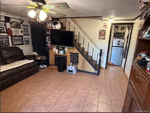 a view of an entryway with workspace