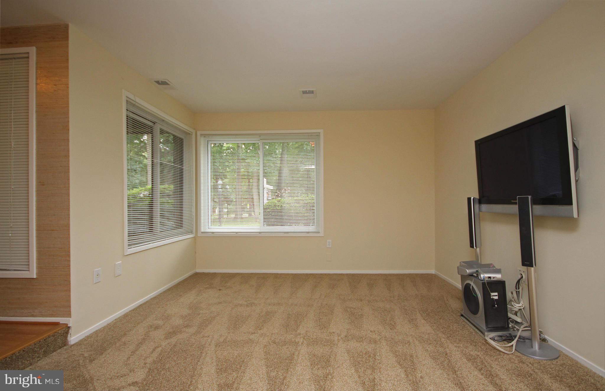 9424 Kilimanjaro Road Columbia, MD 21045 - Photo 5 of 30 Living Room