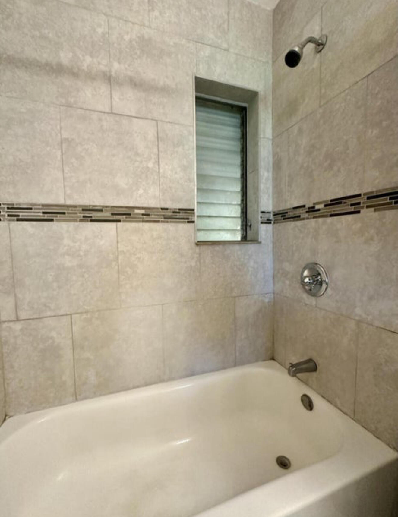 24 Southwest 10th Avenue Delray Beach, FL 33444 - Photo 14 of 25 a bathroom with a bathtub