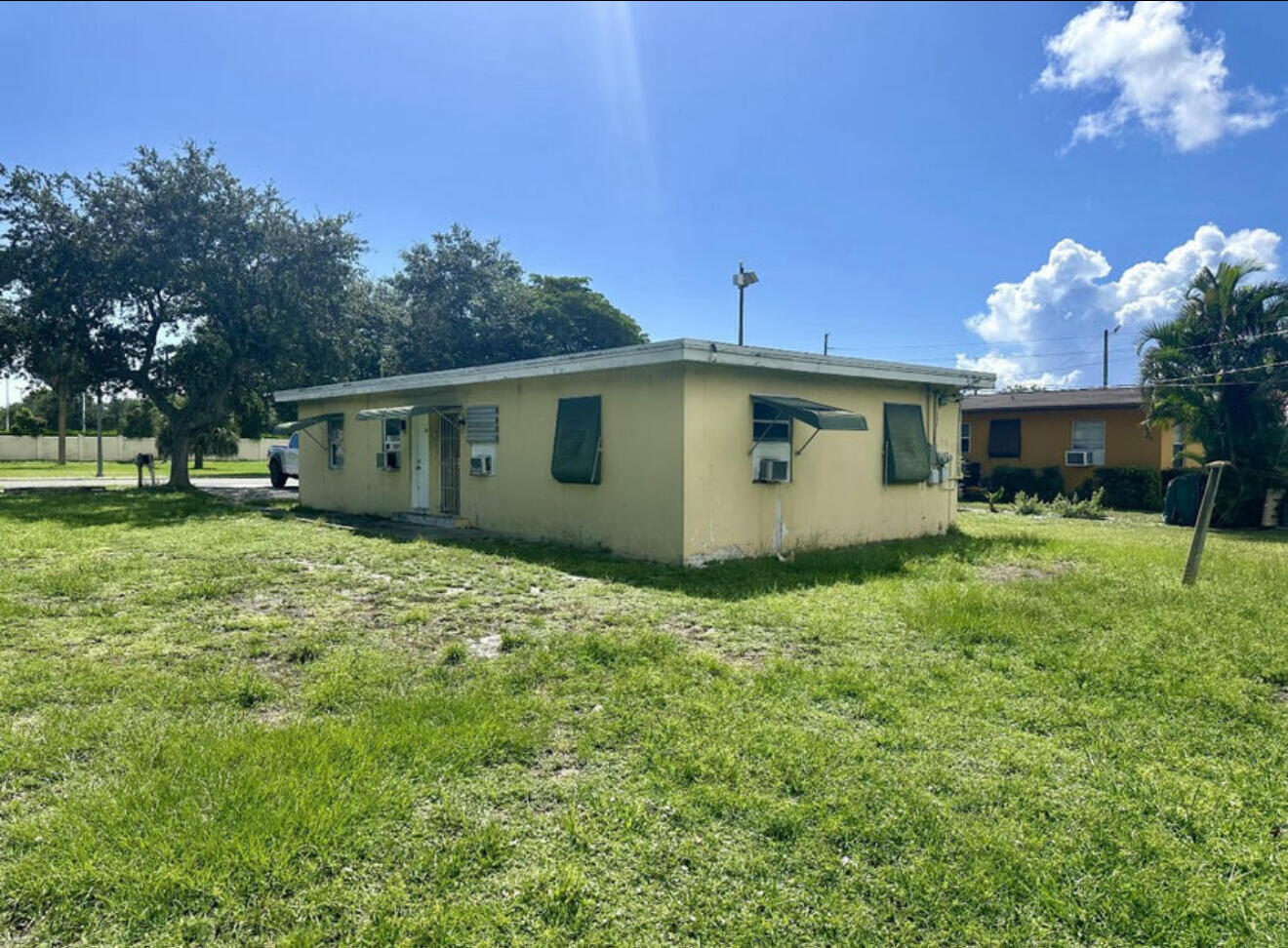 24 Southwest 10th Avenue Delray Beach, FL 33444 - Photo 23 of 25 a view of a backyard with a garden