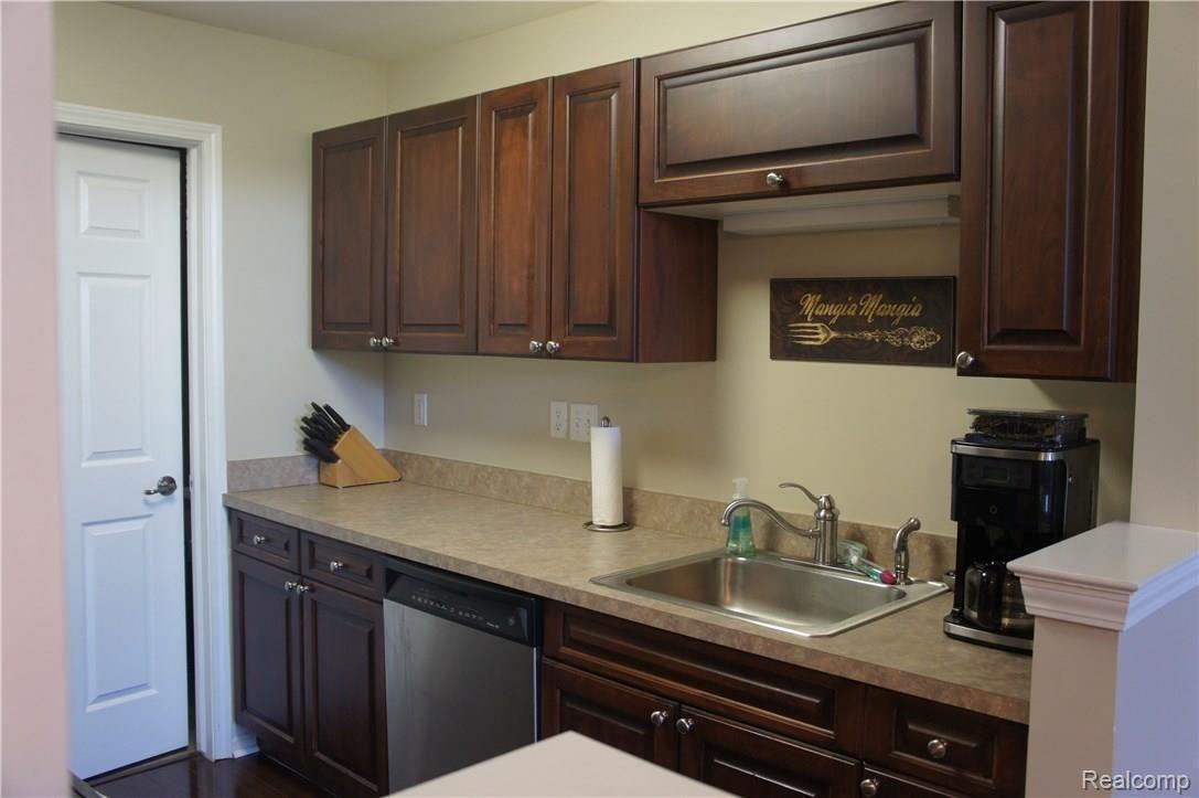 3404 Tremonte Circle Rochester, MI 48306 - Photo 4 of 20 Kitchen