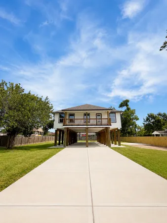 $300,000 | 628 Oakdale Avenue, Shoreacres, TX 77571