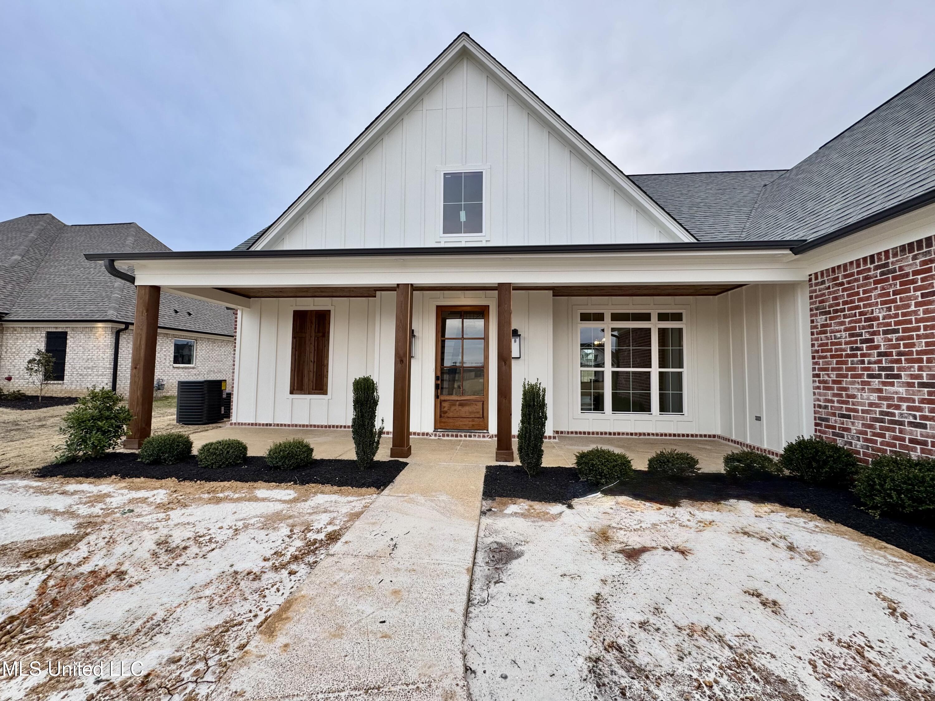 127 Bakersfield Way Nesbit, MS 38651 - Photo 4 of 35 IMG_3944