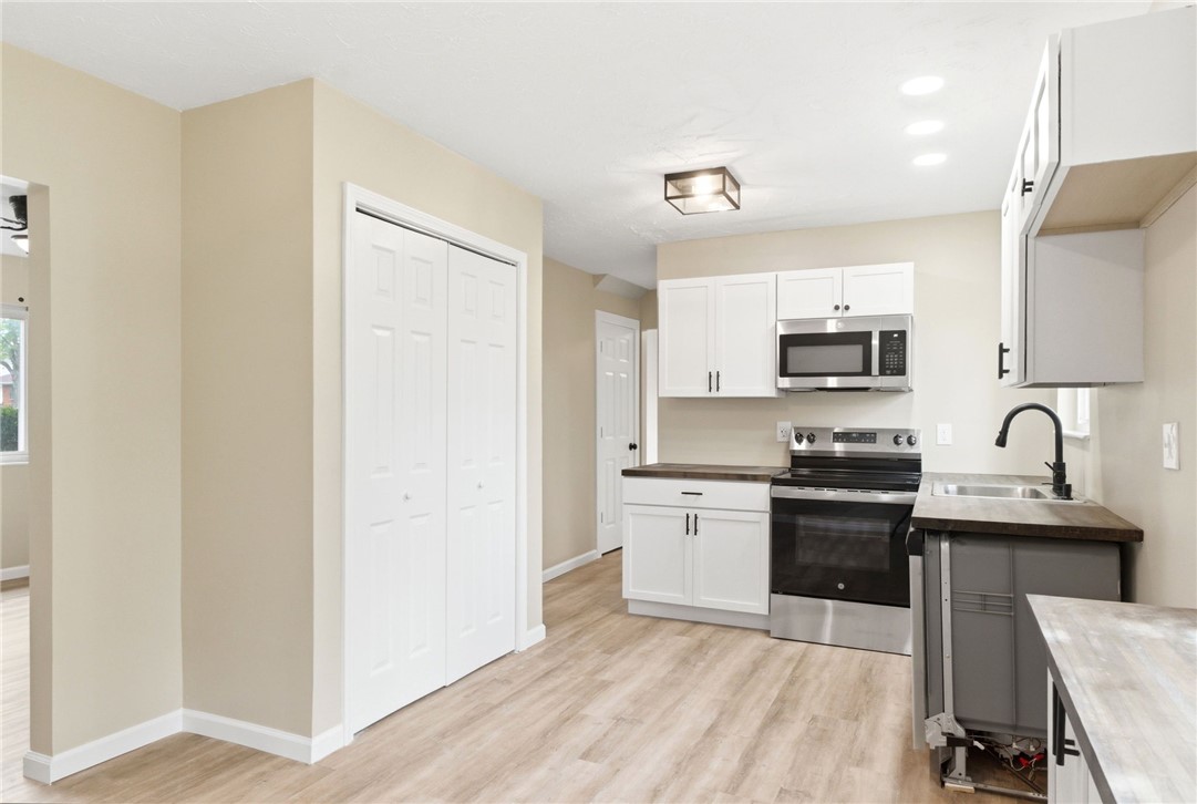 40 Woods Road Springboro, OH 45066 - Photo 25 of 57 This newly updated kitchen offers contemporary design and practical amenities for comfortable living.