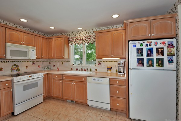 8 Madison Road Northborough, MA 01532 - Photo 9 of 24 Gallery Image 9