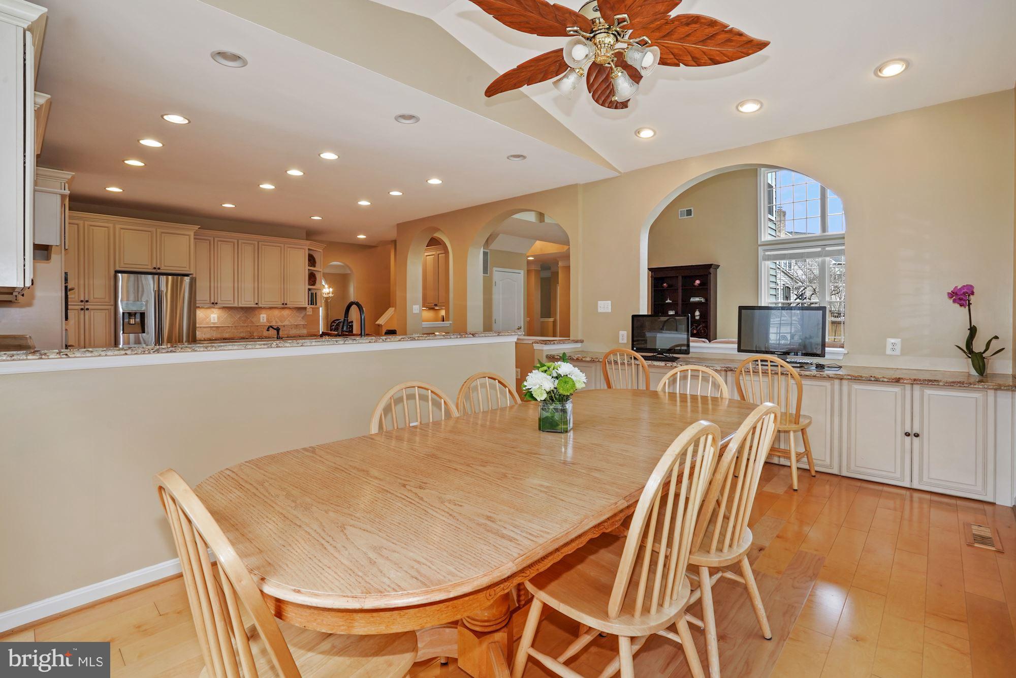 7609 Mcweadon Lane Springfield, VA 22150 - Photo 23 of 64 Breakfast Area with Additional Computer Desk Space