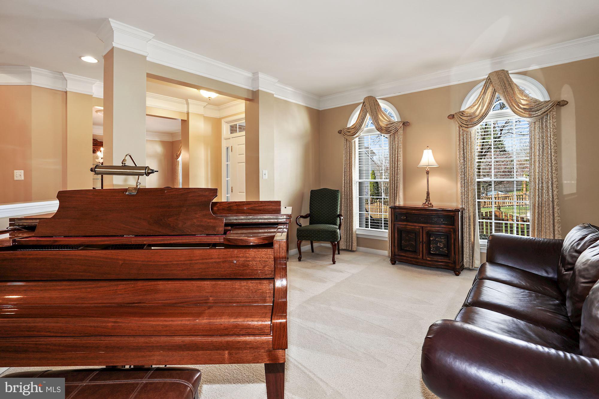 7609 Mcweadon Lane Springfield, VA 22150 - Photo 9 of 64 Living Room