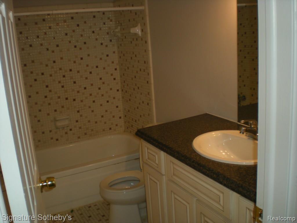 29165 Hayes Road, Unit 13 Warren, MI 48088 - Photo 7 of 9 updated full bath.jpg