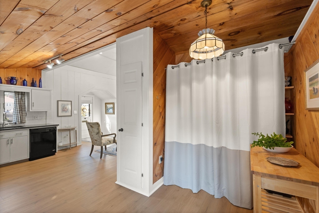 14 Thompson Road Beverly, MA 01915 - Photo 5 of 41 Gallery Image 5