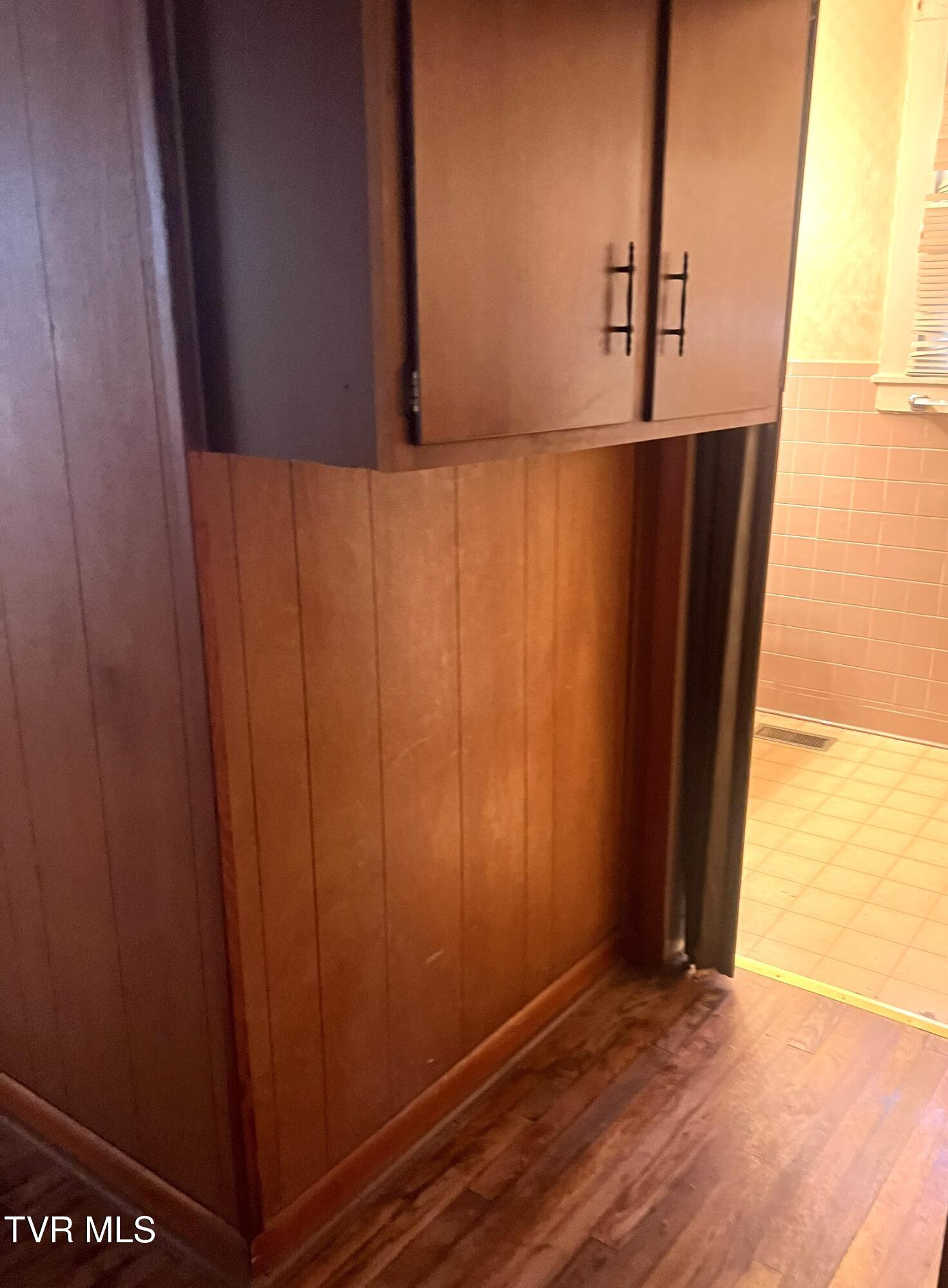 1401 Garden Road Elizabethton, TN 37643 - Photo 33 of 42 99 Hall Storage