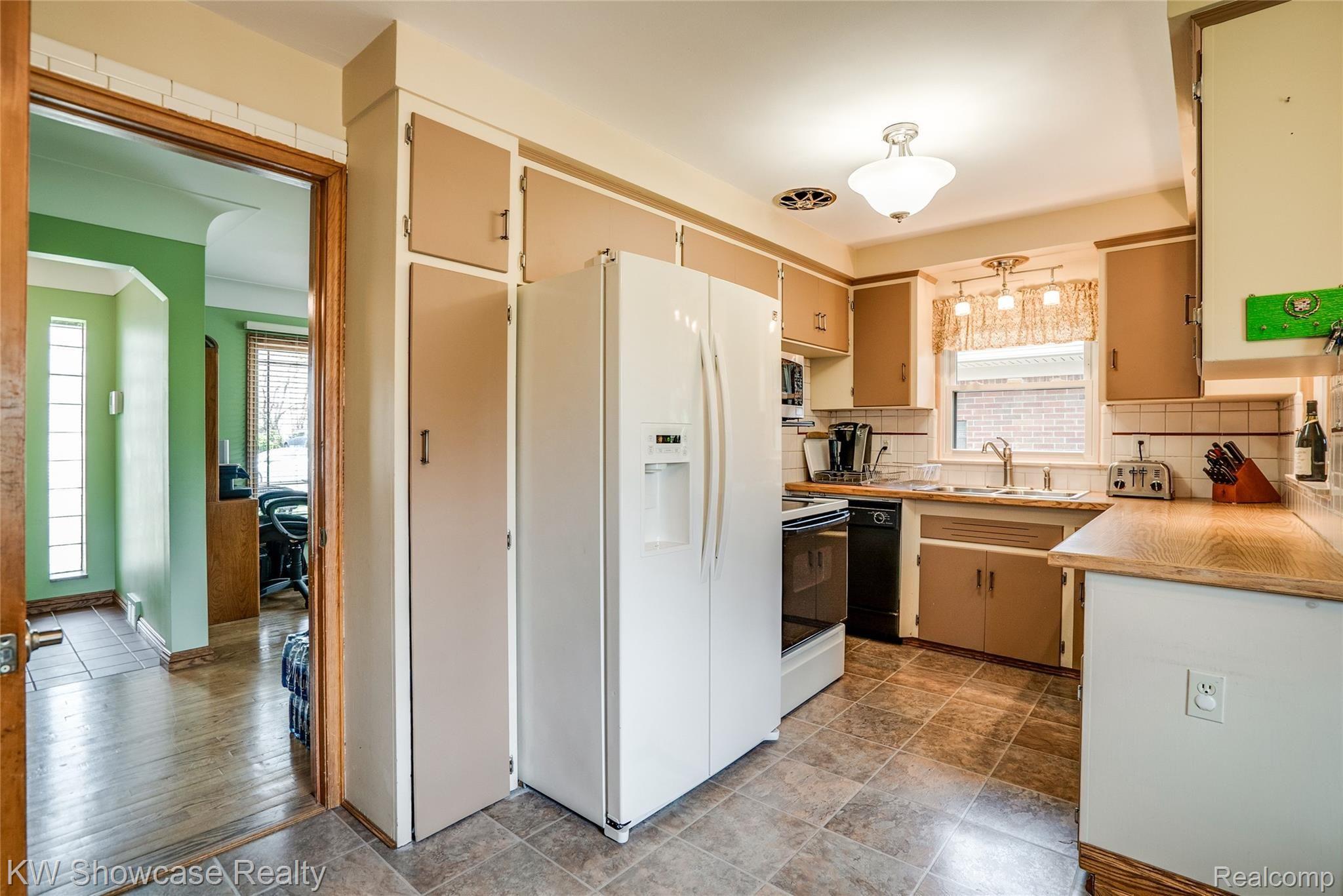 12839 Rosedale Street Southgate, MI 48195 - Photo 13 of 34 The Kitchen with the formal dining room just to the left in this picture.