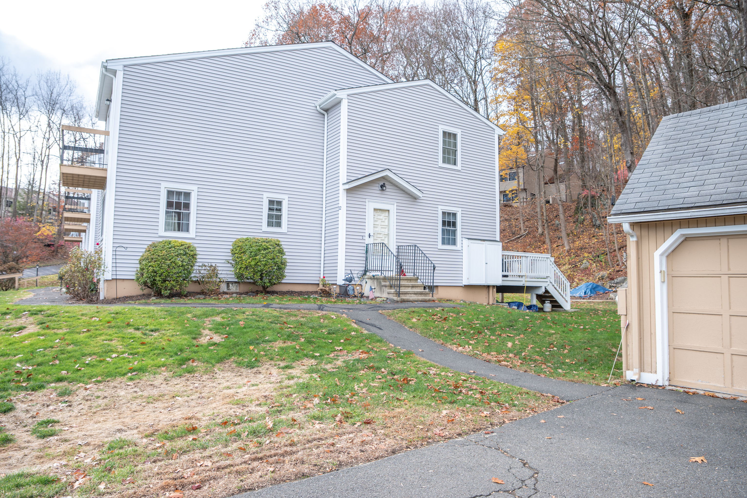 a view of a house with backyard