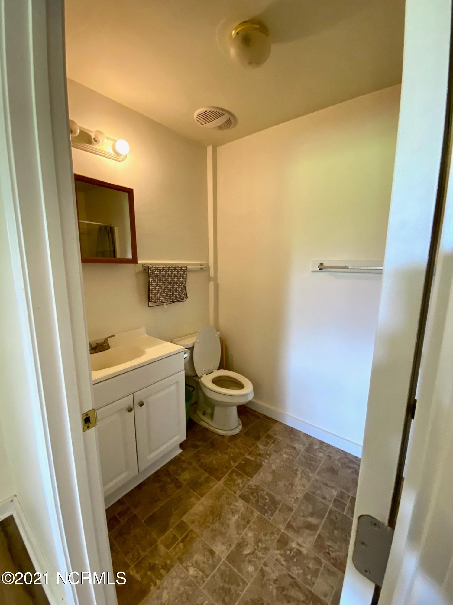 970 Moore Town Road Rocky Point, NC 28457 - Photo 27 of 32 apartment bath