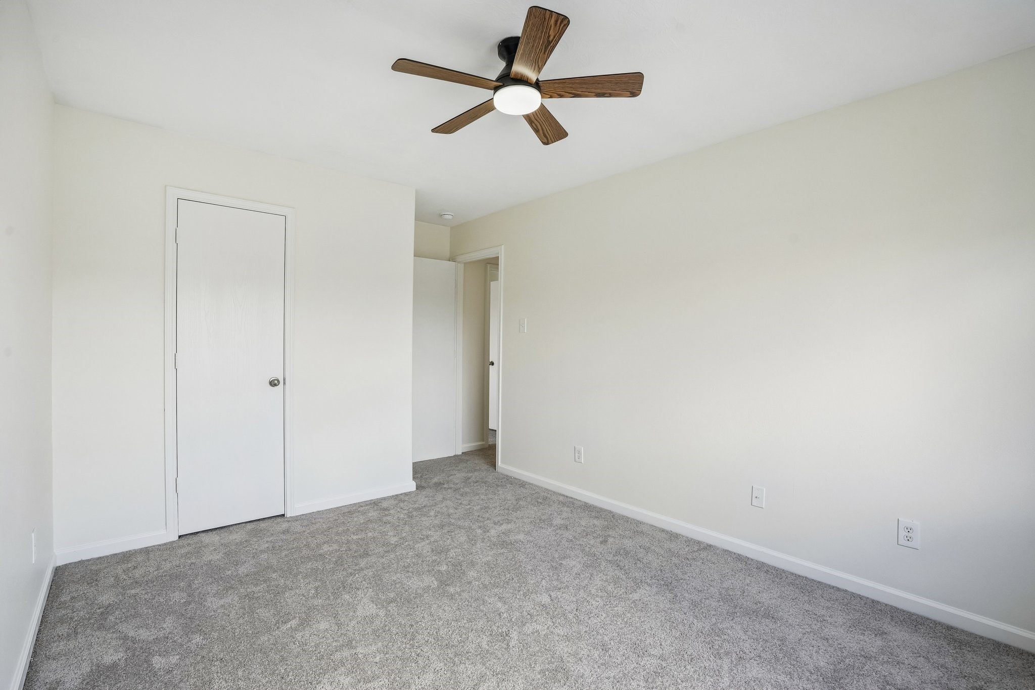 4419 Crossvine Avenue Baytown, TX 77521 - Photo 31 of 38 Another view of secondary bedroom 3.