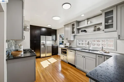 $925,000 | 2435 Burlington Street, Oakland, CA 94602