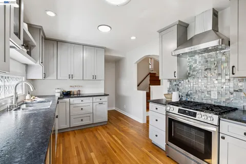 $925,000 | 2435 Burlington Street, Oakland, CA 94602