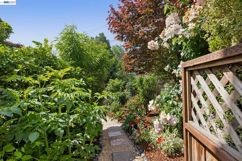 $925,000 | 2435 Burlington Street, Oakland, CA 94602