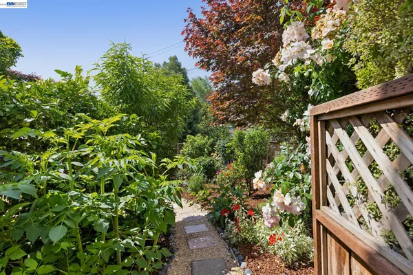 $925,000 | 2435 Burlington Street, Oakland, CA 94602
