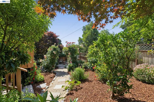 $925,000 | 2435 Burlington Street, Oakland, CA 94602