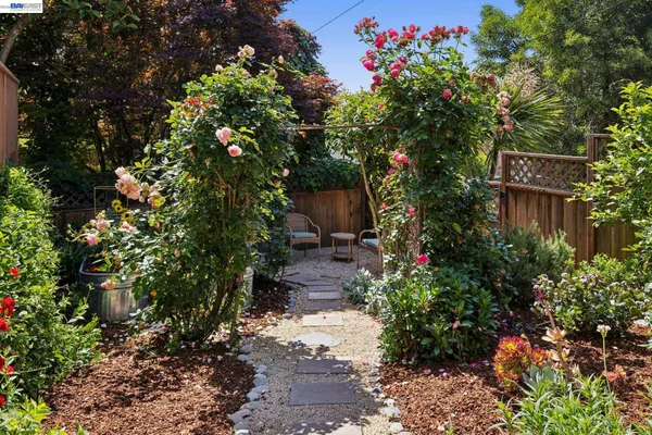 $925,000 | 2435 Burlington Street, Oakland, CA 94602