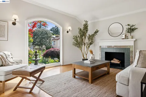 $925,000 | 2435 Burlington Street, Oakland, CA 94602