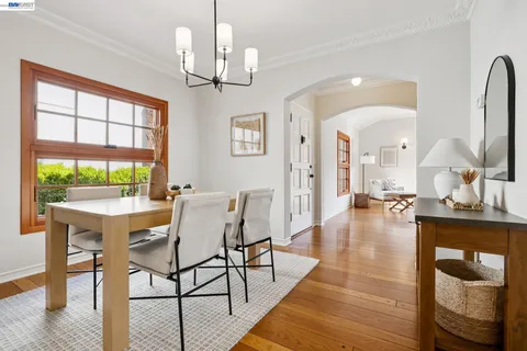 $925,000 | 2435 Burlington Street, Oakland, CA 94602