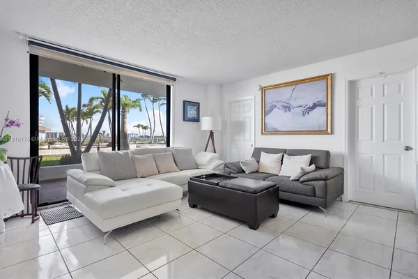 $199,000 | 13499 Biscayne Boulevard, Unit 406, North Miami, FL 33181