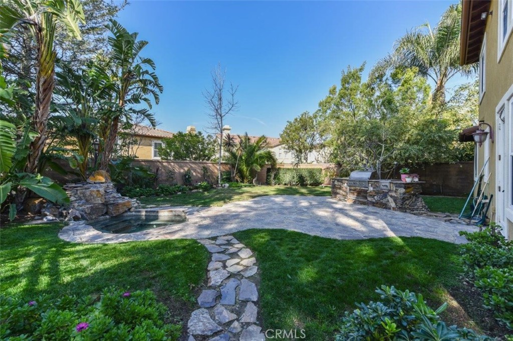 a view of yard with green space